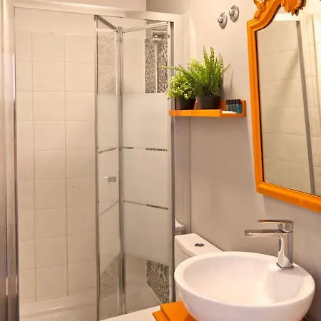 Appartement 1 Bedroom Located In The Heart Of *