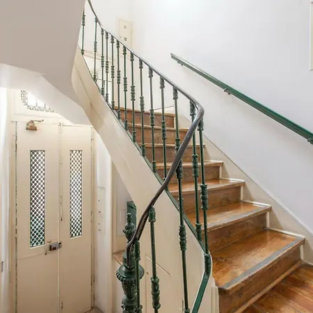 Appartement 1 Bedroom Located In The Heart Of *