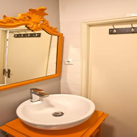 1 Bedroom Located In The Heart Of *